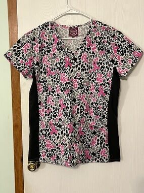 Divine Scrubs Pink Ribbon Leopard Print V-Neck Scrub Top Size Large